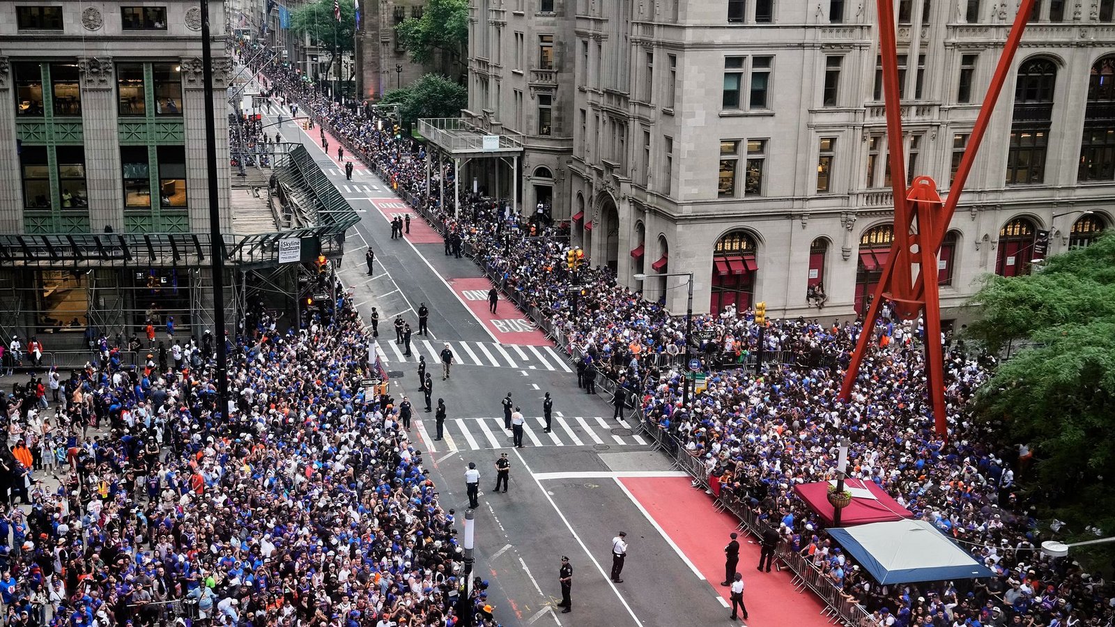 Der Andrang zur Knicks-Parade in New York war riesig.Foto: Richard Drew/AP/dpa Der Andrang zur Knicks-Parade in New York war riesig.Foto: Richard Drew/AP/dpa