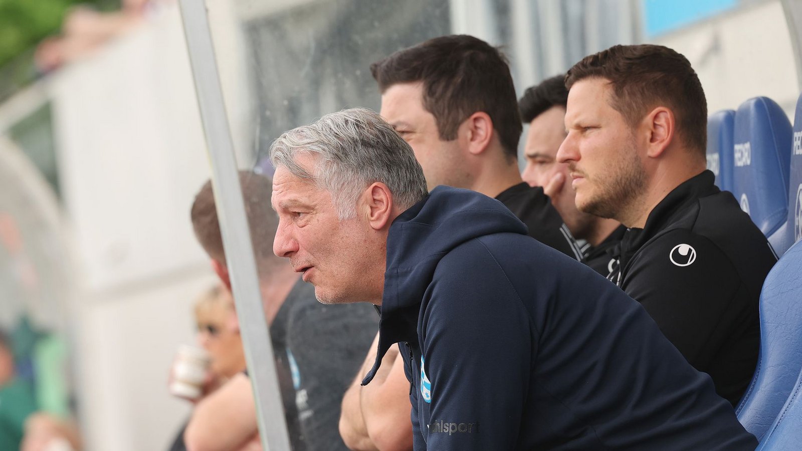 Sport-Geschäftsführer Lutz Siebrecht auf der Kickers-Bank.Foto: Baumann/Hansi Britsch Sport-Geschäftsführer Lutz Siebrecht auf der Kickers-Bank.Foto: Baumann/Hansi Britsch