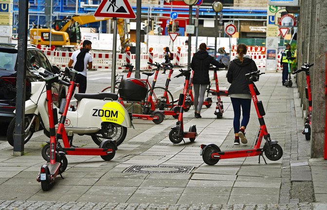 Wild geparkte E-Roller verursachen immer wieder Unfälle.<span class='image-autor'>Foto: Andreas Rosar Fotoagentur-Stuttg/Andreas Rosar Fotoagentur-Stuttg</span>