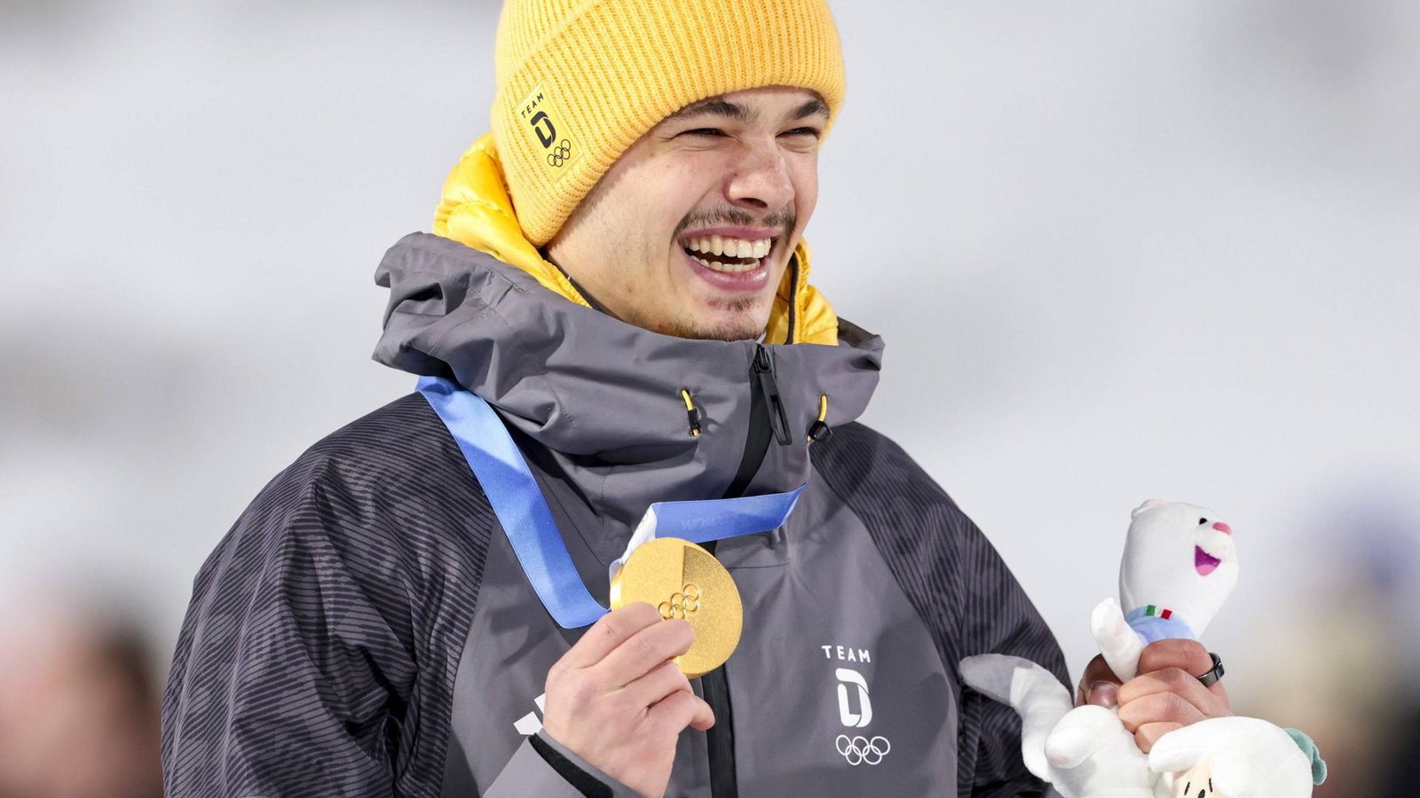 So sehen Sieger aus: Philipp Raimund mit der Goldmedaille.Foto: IMAGO/GEPA pictures So sehen Sieger aus: Philipp Raimund mit der Goldmedaille.Foto: IMAGO/GEPA pictures