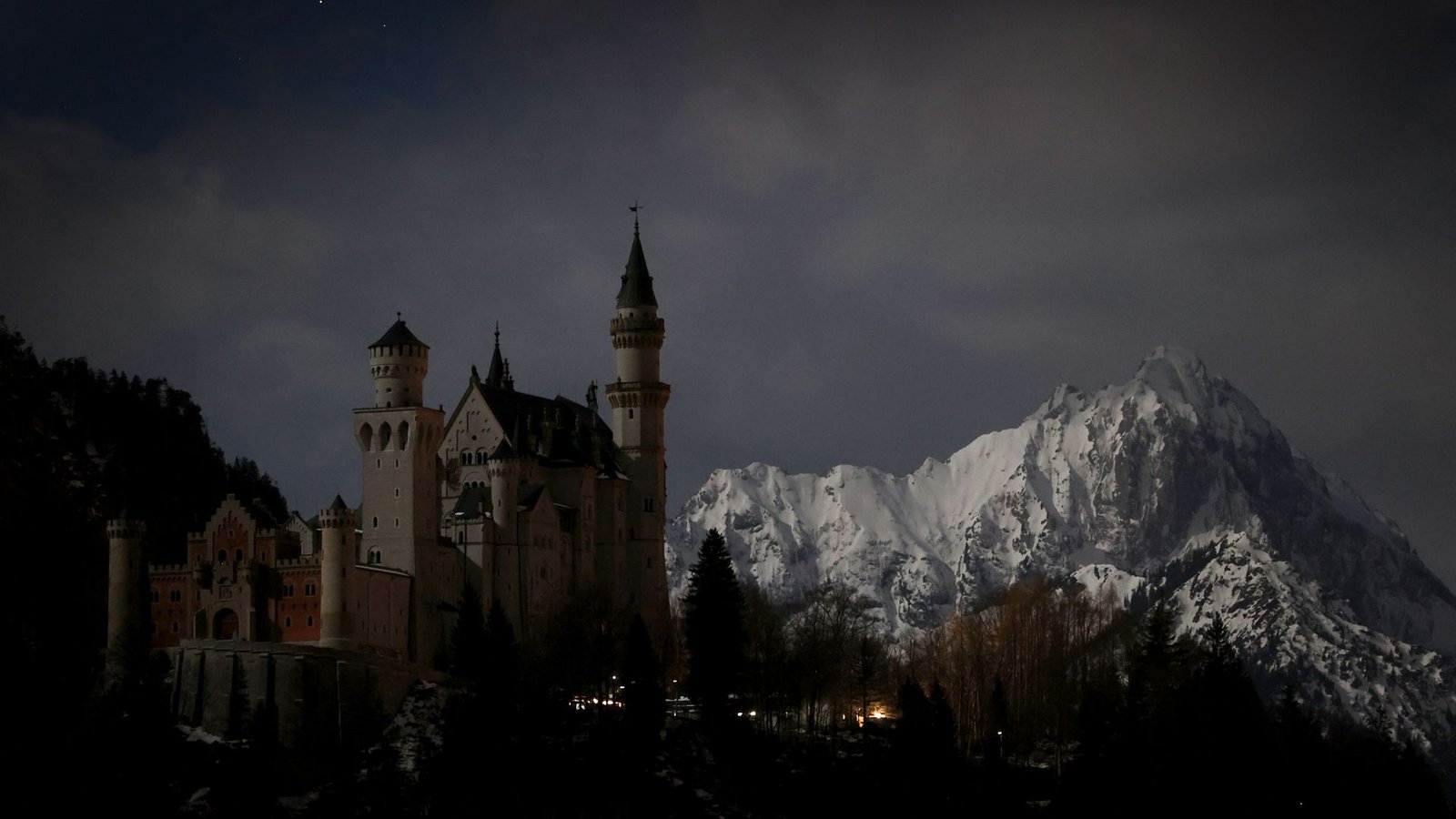 Auch das Schloss Neuschwanstein nahm im Jahr 2021 an der "Earth Hour" teil.Foto: Karl-Josef Hildenbrand/dpa/Archiv
