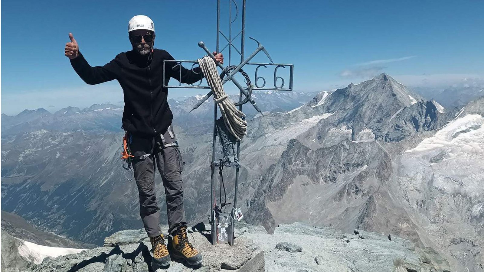Vierzig Viertausender und über zweitausend Hochtouren: der bergerfahrene Kai Mosbacher am Gipfel der Dent Blanche (4357 Meter).Foto: Kai Mosbacher/DAV