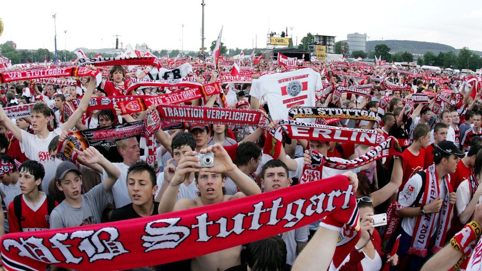Das verlorene Pokalfinale 2007 haben viele VfB-Fans auf dem Cannstatter Wasen miterlebt.Foto: /Baumann Das verlorene Pokalfinale 2007 haben viele VfB-Fans auf dem Cannstatter Wasen miterlebt.Foto: /Baumann
