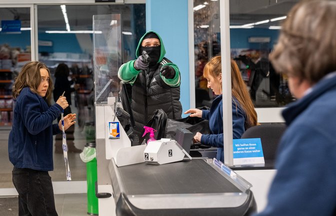 Überfall auf einen Discounter. Der Täter im grünen Jogginganzug bedroht die Angestellten. Doch dann stören Zeugen die Tat.<span class='image-autor'>Foto: ZDF/Saskia Pavek</span>