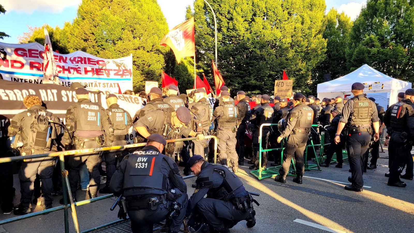 Die Polizei installiert zusätzliche Gitter.Foto: StZN/Michael Bosch