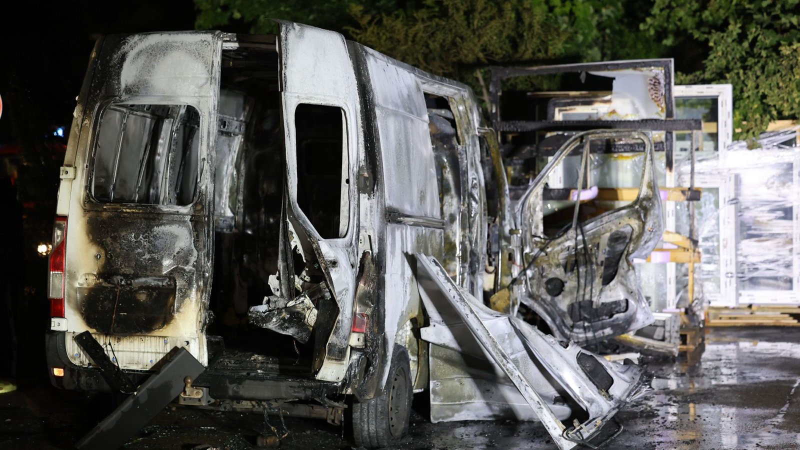 Feuerwehr und Polizei rückten am Mittwochmorgen zu einem Brand in Kuchen an.Foto: SDMG Feuerwehr und Polizei rückten am Mittwochmorgen zu einem Brand in Kuchen an.Foto: SDMG