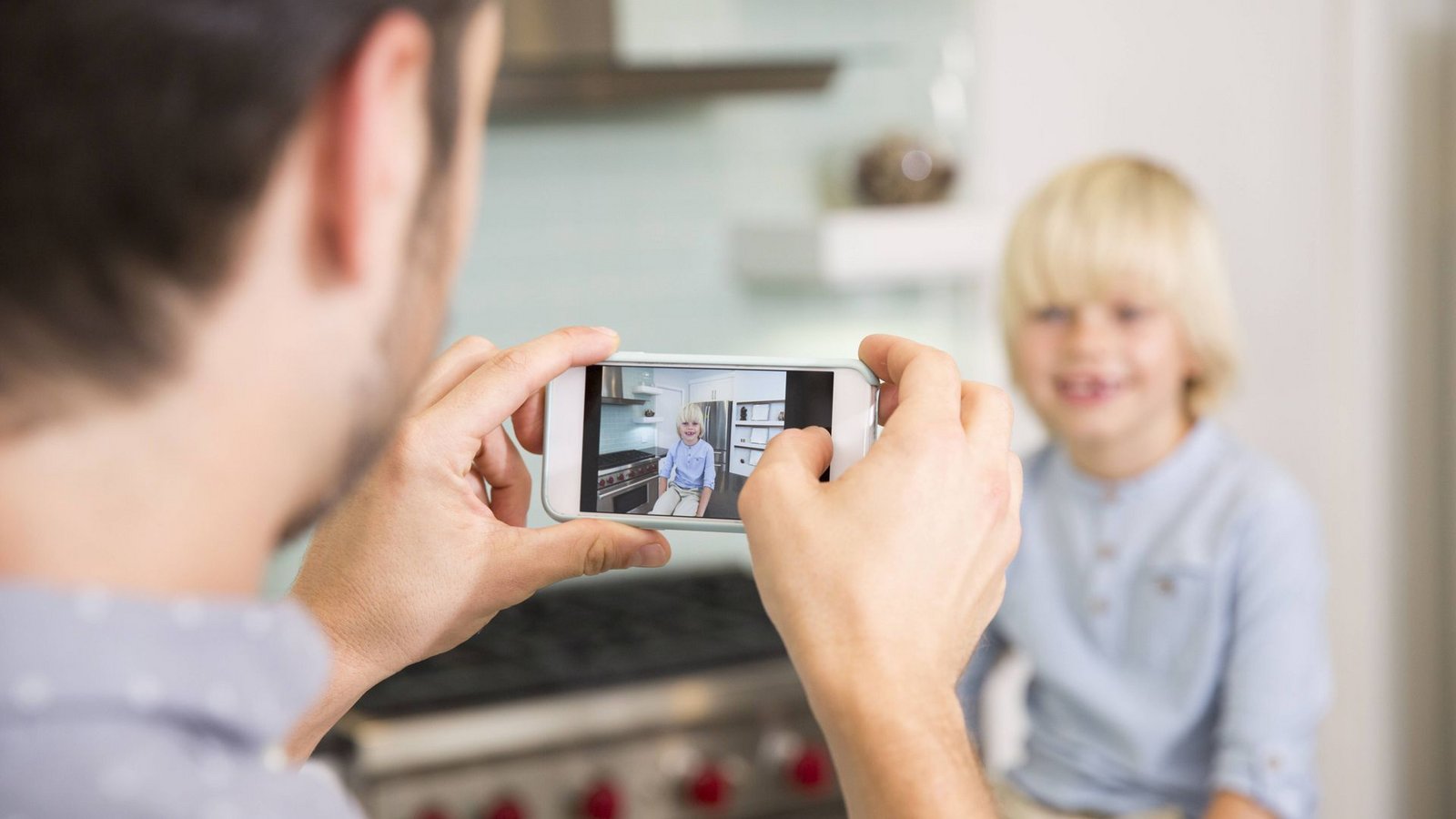 Ein süßes Bild ist schnell online geteilt - und schon ist die Privatsphäre des Kindes in Gefahr (Symbolbild).Foto: Imago/Michelle Fraikin Ein süßes Bild ist schnell online geteilt - und schon ist die Privatsphäre des Kindes in Gefahr (Symbolbild).Foto: Imago/Michelle Fraikin