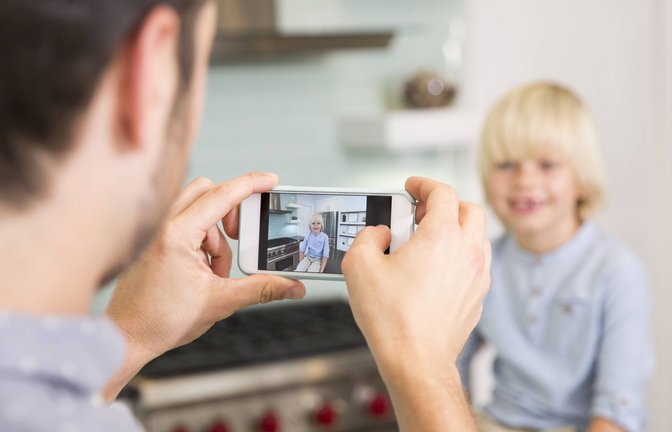 Ein süßes Bild ist schnell online geteilt - und schon ist die Privatsphäre des Kindes in Gefahr (Symbolbild).<span class='image-autor'>Foto: Imago/Michelle Fraikin</span>