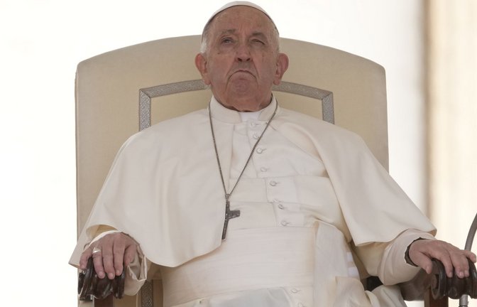 Papst Franziskus (während seiner wöchentlichen Generalaudienz auf dem Petersplatz im Vatikan)  hat  das letzte Wort bei der endgültigen kirchlichen Entscheidung über übernatürliche Phänomene.<span class='image-autor'>Foto: AP/dpa/Andrew Medichini</span>