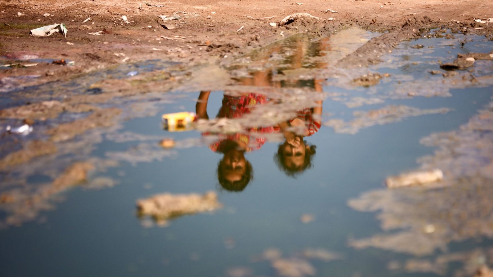 Kinder sitzen auf einer mit Abwasser überfluteten Straße in Deir el-Balah. Im Gazastreifen infizierte sich erstmals seit mehr als zwei Jahrzehnten wieder ein Kind mit dem Poliovirus (Archivfoto).Foto: IMAGO/NurPhoto/IMAGO/Majdi Fathi Kinder sitzen auf einer mit Abwasser überfluteten Straße in Deir el-Balah. Im Gazastreifen infizierte sich erstmals seit mehr als zwei Jahrzehnten wieder ein Kind mit dem Poliovirus (Archivfoto).Foto: IMAGO/NurPhoto/IMAGO/Majdi Fathi