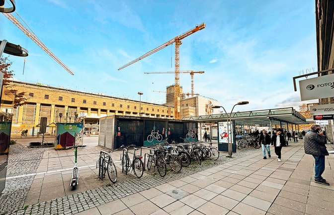 Wenig ansehnlich: die Fußgängerfläche am Arnulf-Klett-Platz.<span class='image-autor'>Foto: Christian Milankovic</span>