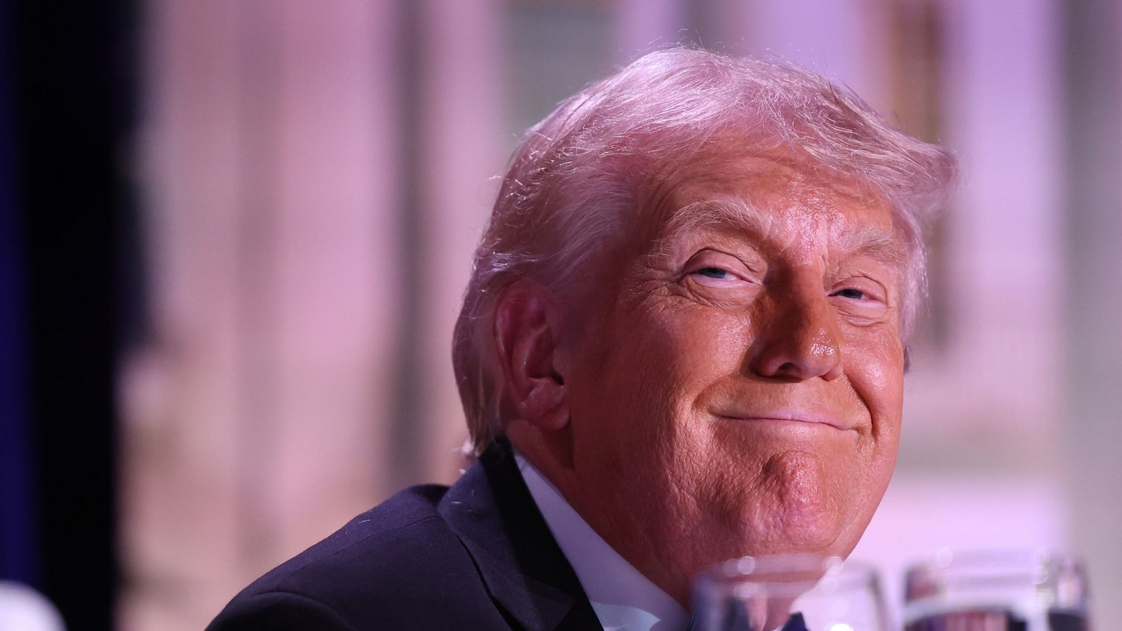 Trump wird bei Medien-Dinner in Sicherheit gebracht.Foto: Tom Brenner/AP/dpa