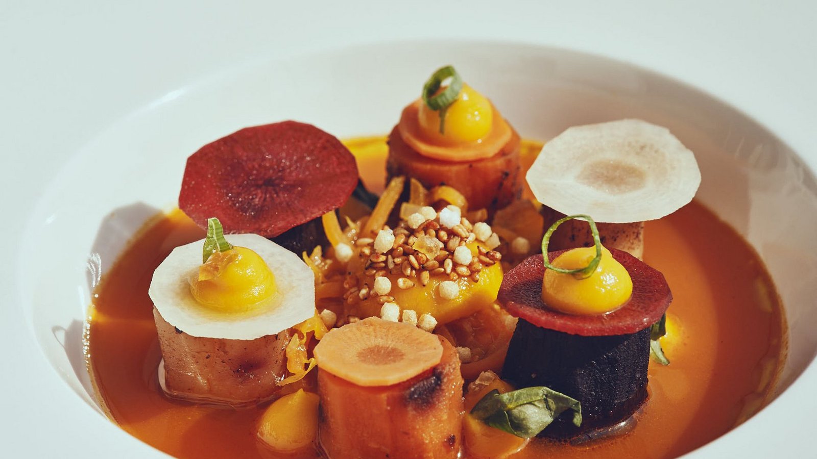 Bis zu sieben Gänge hat das Gourmetmenü von Küchenchef Jason Grom inzwischen.Foto: Die Burg/Nico Pudimat Bis zu sieben Gänge hat das Gourmetmenü von Küchenchef Jason Grom inzwischen.Foto: Die Burg/Nico Pudimat