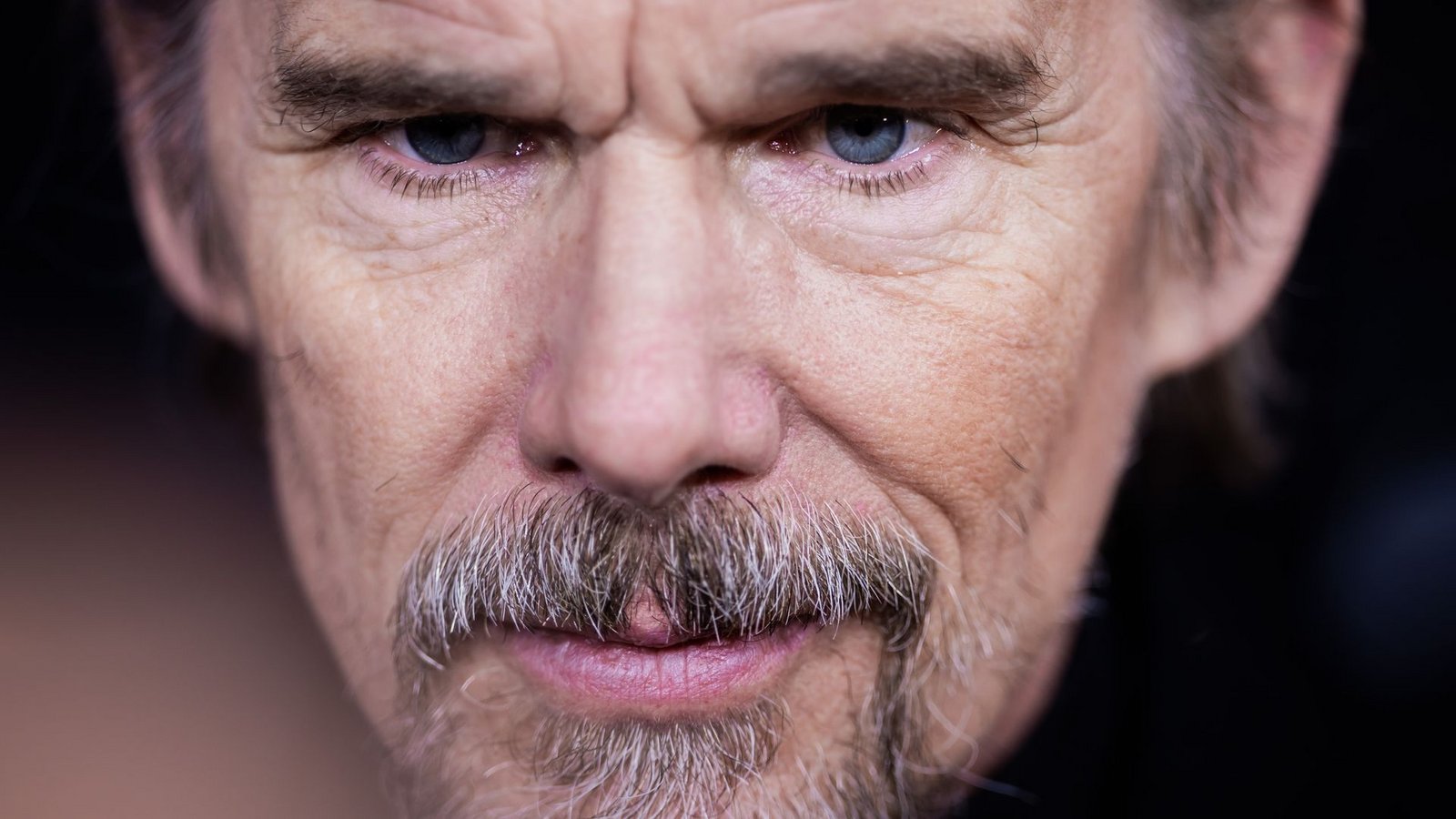 Mann mit Aura: Ethan Hawke. (Archivbild)Foto: Christoph Soeder/dpa