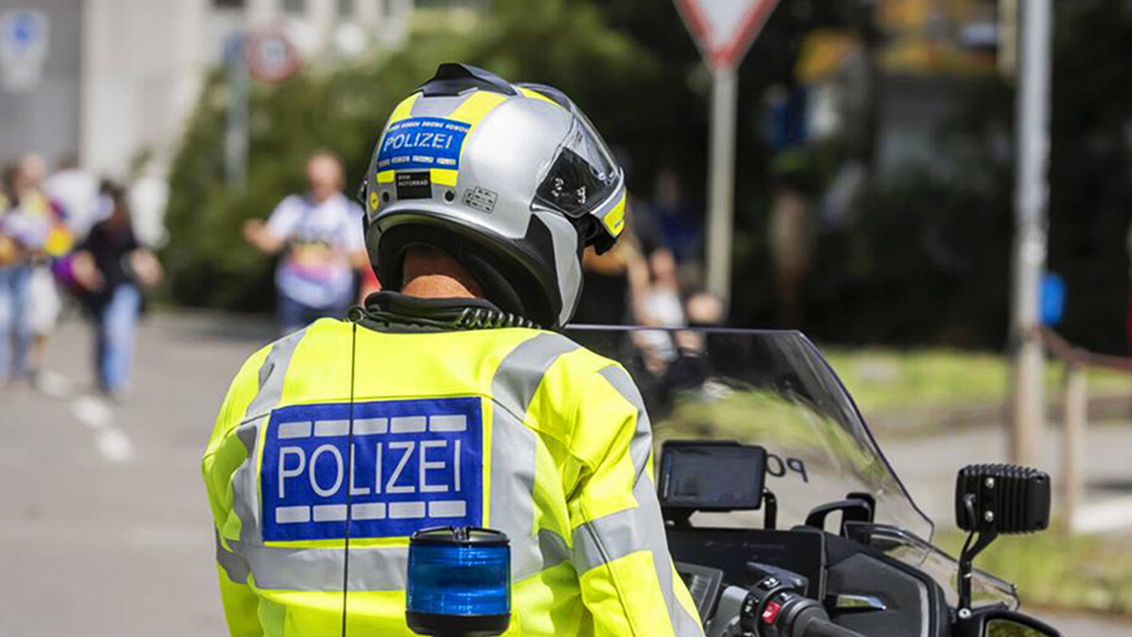 Die Polizei wird die Demos am Samstag begleiten – und voneinander fernhalten.Foto: Imago Die Polizei wird die Demos am Samstag begleiten – und voneinander fernhalten.Foto: Imago