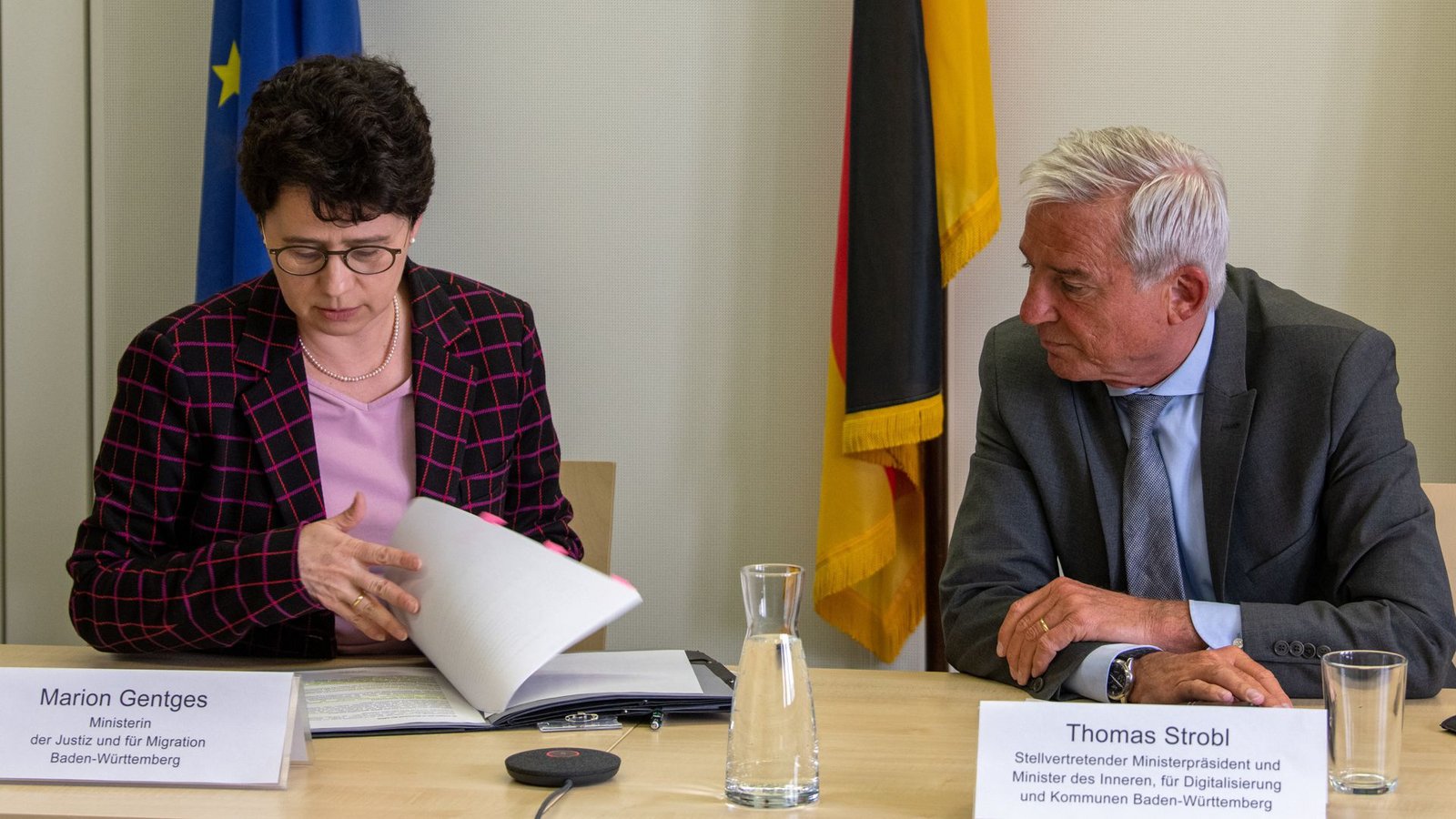 Beim Start des Projekts E-Akte 2022: Justizministerin Marion Gentges (CDU) und Innenminister Thomas Strobl (CDU)Foto: dpa Beim Start des Projekts E-Akte 2022: Justizministerin Marion Gentges (CDU) und Innenminister Thomas Strobl (CDU)Foto: dpa