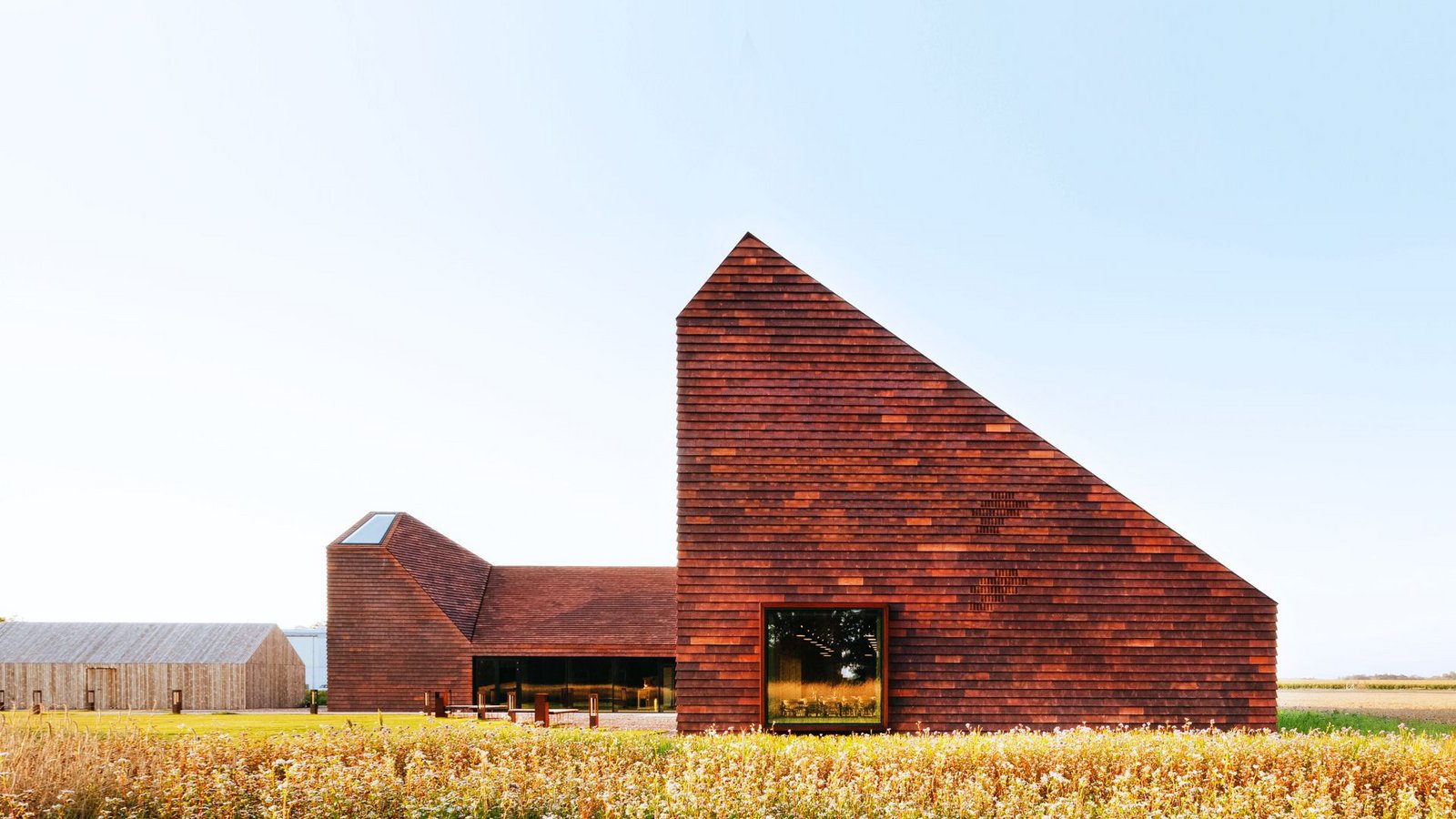 Warmes Rot passt zu Himmelblau: In Dänemark steht das „Kornets Hus“ von Reiulf Ramstad Architekten.Foto: Verlag Gestalten Brick by Brick/
Reiulf Ramstad Arkitekter Warmes Rot passt zu Himmelblau: In Dänemark steht das „Kornets Hus“ von Reiulf Ramstad Architekten.Foto: Verlag Gestalten Brick by Brick/
Reiulf Ramstad Arkitekter