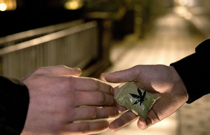 Der Mann übergab das Tütchen mit Marihuana an einen Schülerpraktikanten der Bundespolizei. (Symbolbild)<span class='image-autor'>Foto: dpa/Ingo Wagner</span>