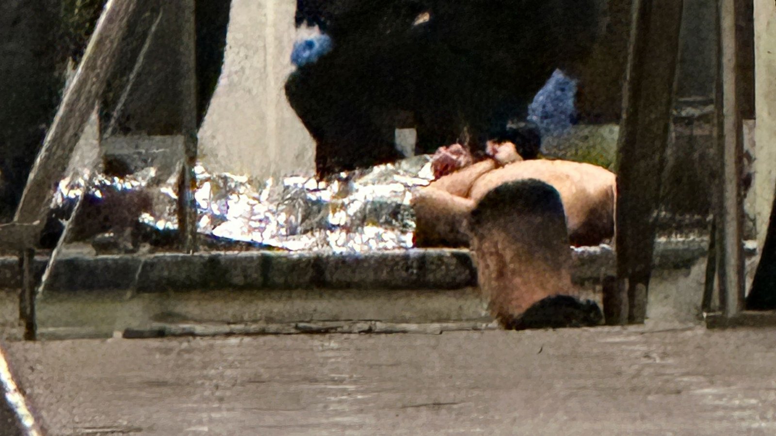 Sicherheitskräfte umringten eine am Boden liegende Person.Foto: Alex Brandon/AP/dpa