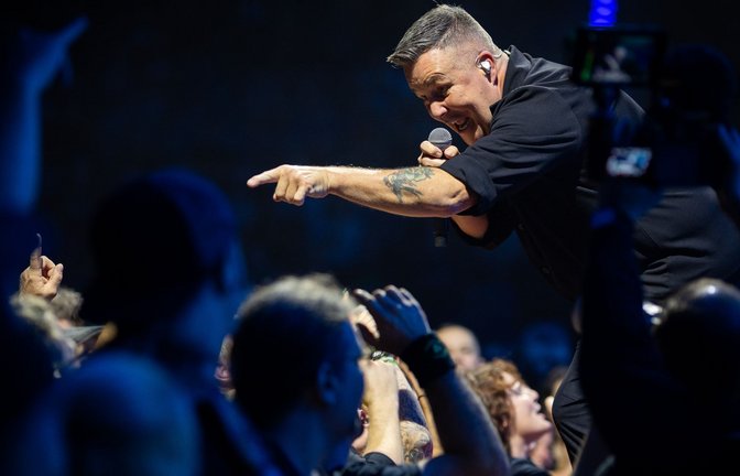 Ken Casey von den Dropkick Murpys sucht beim Konzert in Stuttgart immer wieder die Nähe zum Publikum.<span class='image-autor'>Foto: Lichtgut/Julian Rettig</span>