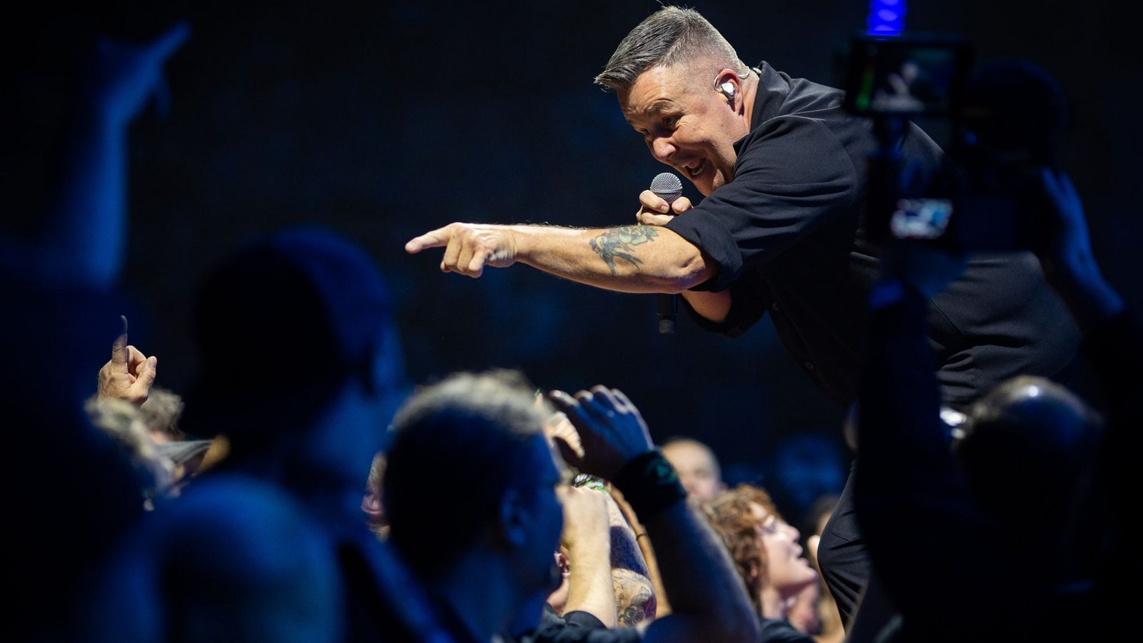 Ken Casey von den Dropkick Murpys sucht beim Konzert in Stuttgart immer wieder die Nähe zum Publikum.Foto: Lichtgut/Julian Rettig Ken Casey von den Dropkick Murpys sucht beim Konzert in Stuttgart immer wieder die Nähe zum Publikum.Foto: Lichtgut/Julian Rettig