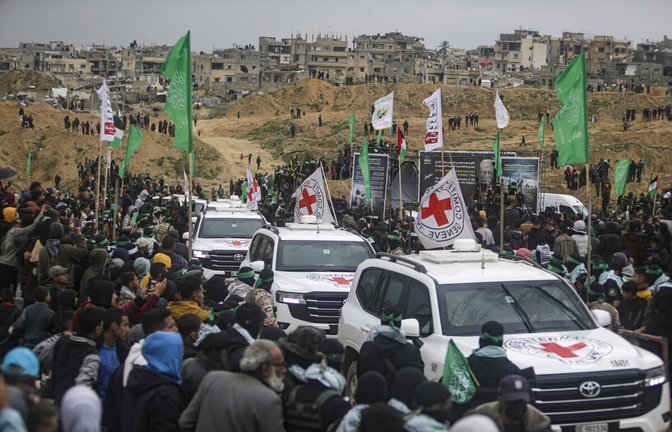 Palästinenser umringen Fahrzeuge des Roten Kreuzes nach der Annahme von vier israelischen Geiseln aus den Händen der Terrororganisation Hamas.<span class='image-autor'>Foto: /</span>