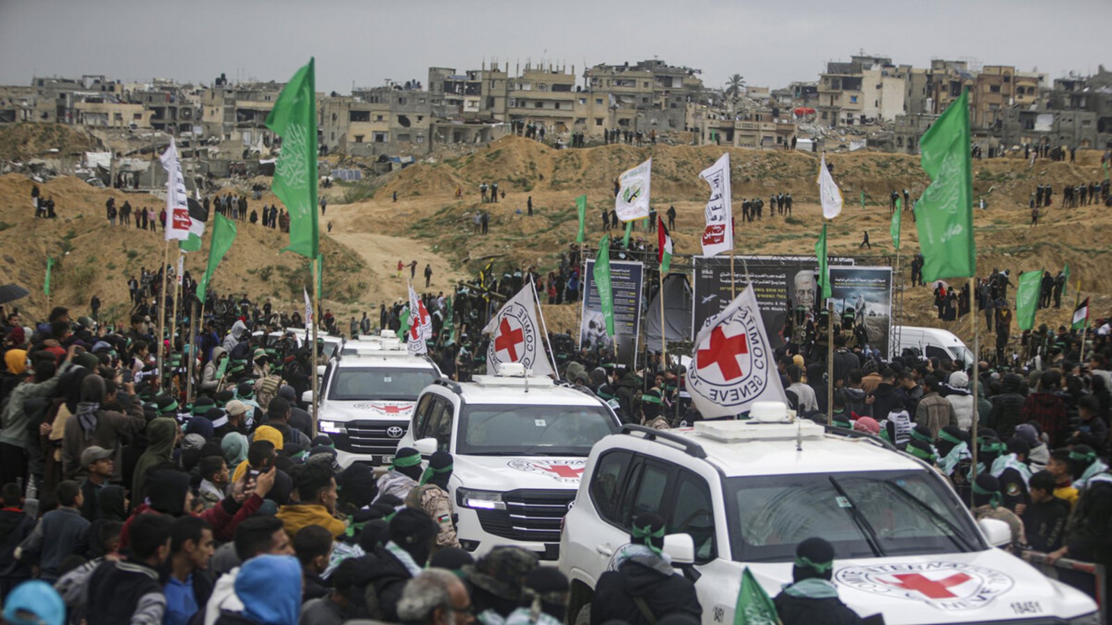 Palästinenser umringen Fahrzeuge des Roten Kreuzes nach der Annahme von vier israelischen Geiseln aus den Händen der Terrororganisation Hamas.Foto: / Palästinenser umringen Fahrzeuge des Roten Kreuzes nach der Annahme von vier israelischen Geiseln aus den Händen der Terrororganisation Hamas.Foto: /