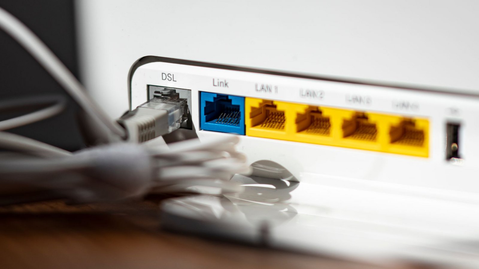 Ein LAN-Kabel im Router - in Millionen Haushalten steckt es noch immer in der DSL-Öffnung.Foto: Fabian Sommer/dpa