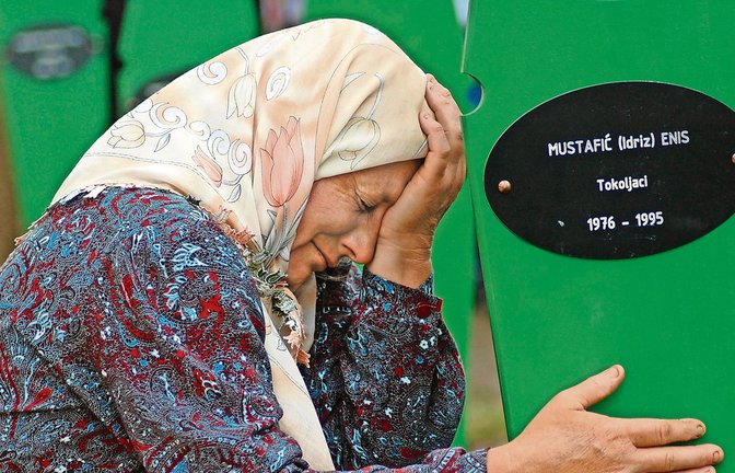 Amina Mustafic trauert um ihren Sohn Enis, den serbische Soldaten 1995 bei Srebrenica erschossen. Seine Leiche wurde erst 2014 gefunden und identifiziert.<span class='image-autor'>Foto: Franz Feyder</span>