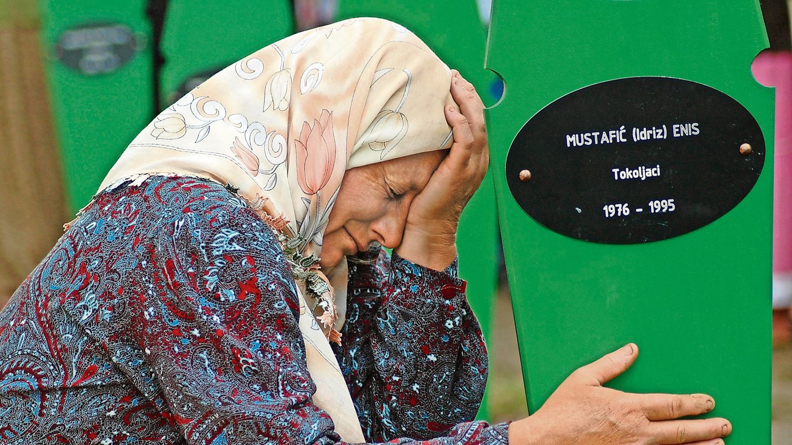 Amina Mustafic trauert um ihren Sohn Enis, den serbische Soldaten 1995 bei Srebrenica erschossen. Seine Leiche wurde erst 2014 gefunden und identifiziert.Foto: Franz Feyder Amina Mustafic trauert um ihren Sohn Enis, den serbische Soldaten 1995 bei Srebrenica erschossen. Seine Leiche wurde erst 2014 gefunden und identifiziert.Foto: Franz Feyder