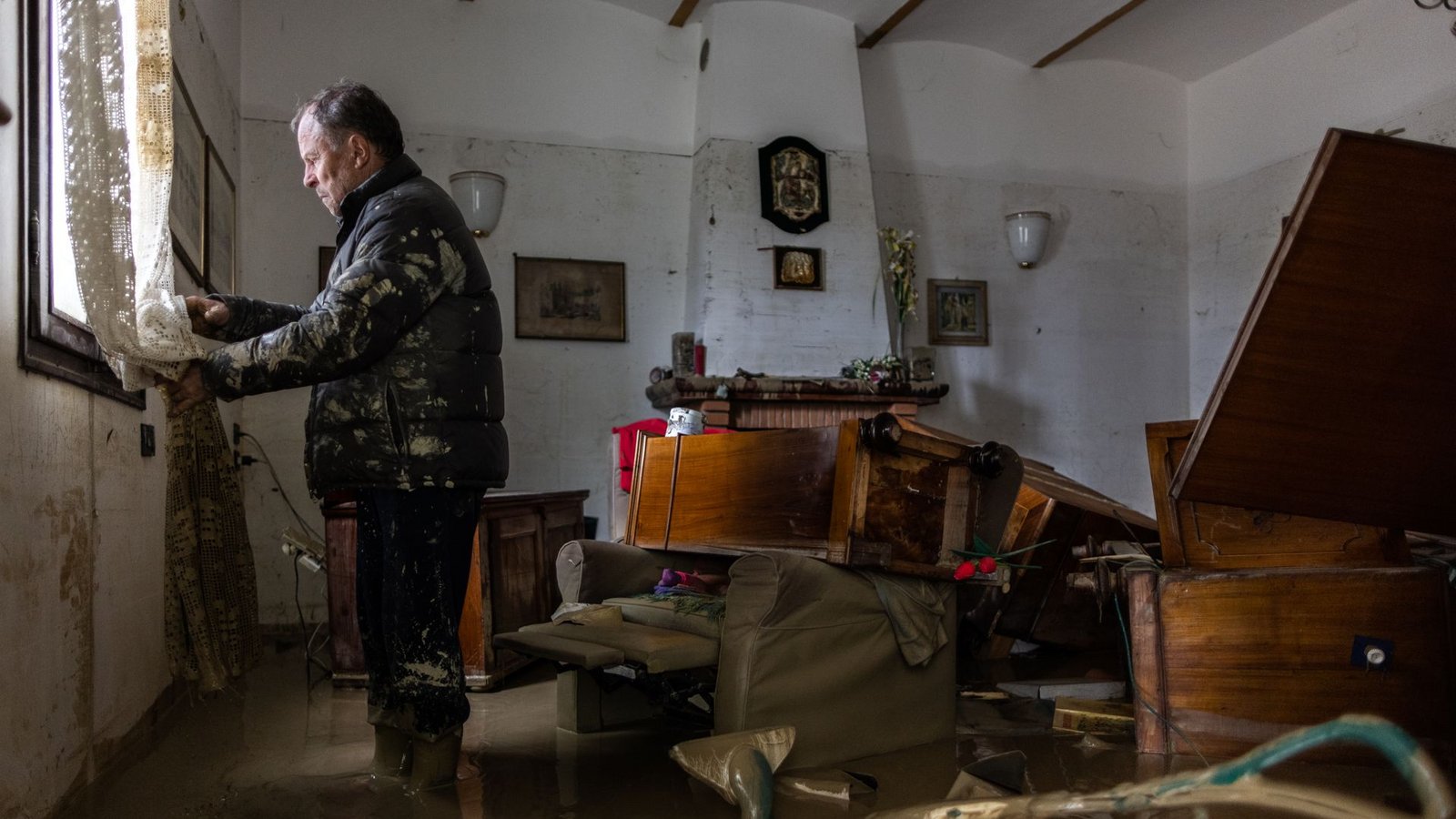 Faenza: Der Anwohner Guiseppe Beltrame steht in seinem Wohnzimmer, nachdem es von einer Flutwelle verwüstet worden ist.Foto: Oliver Weiken/dpa Faenza: Der Anwohner Guiseppe Beltrame steht in seinem Wohnzimmer, nachdem es von einer Flutwelle verwüstet worden ist.Foto: Oliver Weiken/dpa