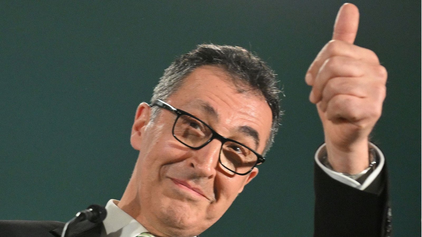 Landtagswahl 2026: Cem Özdemir lag nach den ersten Hochrechnungen mit den Grünen auf Platz Eins.Foto: AFP/Thomas Kienzle Landtagswahl 2026: Cem Özdemir lag nach den ersten Hochrechnungen mit den Grünen auf Platz Eins.Foto: AFP/Thomas Kienzle