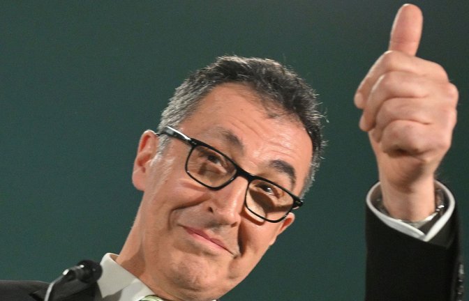 Landtagswahl 2026: Cem Özdemir lag nach den ersten Hochrechnungen mit den Grünen auf Platz Eins.<span class='image-autor'>Foto: AFP/Thomas Kienzle</span>