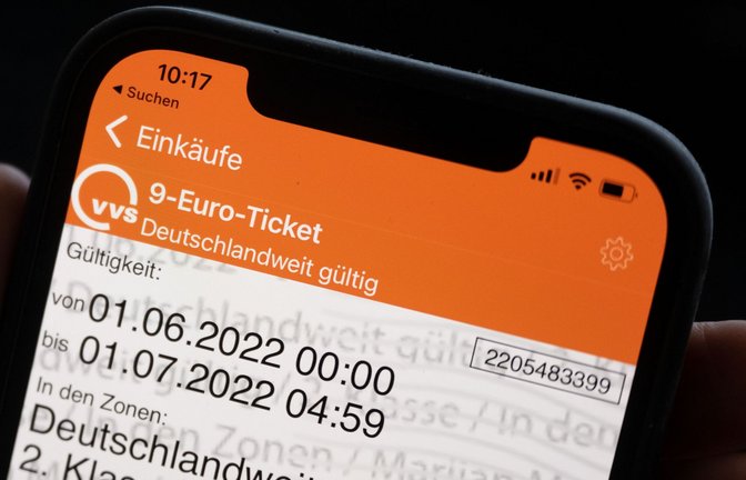 In Stuttgart und Freiburg kann man seit einigen Tagen schon 9-Euro-Tickets kaufen - Tausende Kunden haben bereits zugegriffen.<span class='image-autor'>Foto: Marijan Murat/dpa</span>