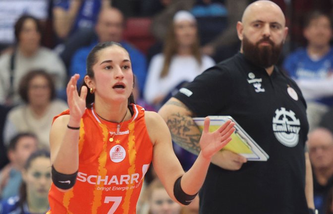 Großes Spiel: Libera Fabiana Mottis, Trainer Konstantin Bitter.<span class='image-autor'>Foto: Baumann</span>