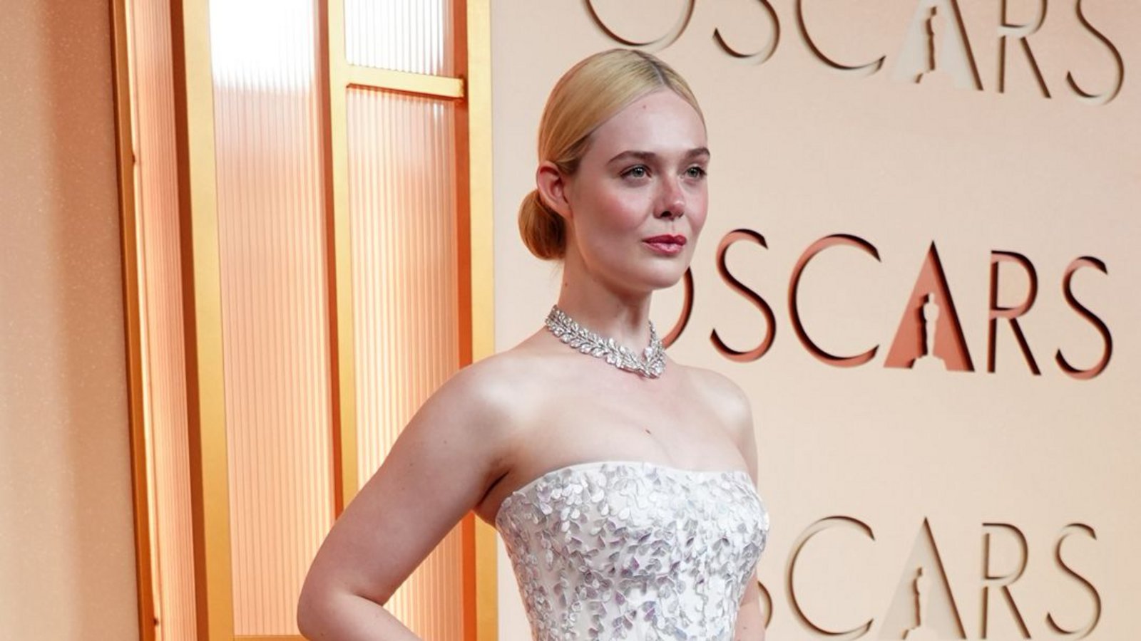 Ein Mädchentraum – Elle Fanning trug ein Tüllkleid aus der Brautkollektion des Modehauses Givenchy. Besonders schön: Die silbernen Blätterranken auf dem Oberteil und dem Rock. Unser Urteil: Großes Modekino.Foto: Richard Shotwell/Invision/AP/dpa Ein Mädchentraum – Elle Fanning trug ein Tüllkleid aus der Brautkollektion des Modehauses Givenchy. Besonders schön: Die silbernen Blätterranken auf dem Oberteil und dem Rock. Unser Urteil: Großes Modekino.Foto: Richard Shotwell/Invision/AP/dpa