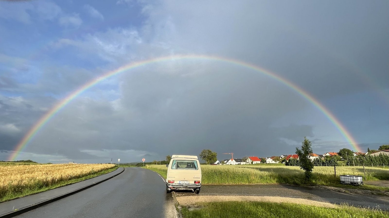 Hinter dem Asphalt ist der Strand. Ein T 3 nach einem Gewitter, das nicht nur sich, sondern auch den Bus gewaschen hat.Foto: Ulrich Stolte Hinter dem Asphalt ist der Strand. Ein T 3 nach einem Gewitter, das nicht nur sich, sondern auch den Bus gewaschen hat.Foto: Ulrich Stolte