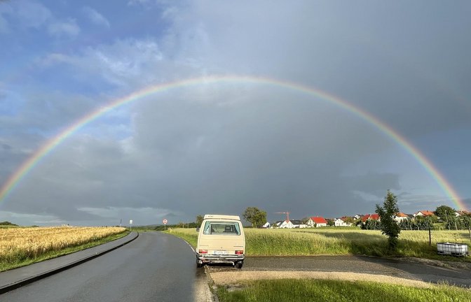 Hinter dem Asphalt ist der Strand. Ein T 3 nach einem Gewitter, das nicht nur sich, sondern auch den Bus gewaschen hat.<span class='image-autor'>Foto: Ulrich Stolte</span>