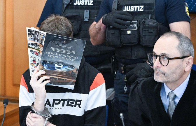 Ein Angeklagter (l) sitzt  neben seinem Verteidiger Andreas Kugel im Gerichtssaal. Der zur Tatzeit 18-Jährige soll im September 2025 auf dem Parkplatz eines Supermarktes mit seinem Auto einen 12-jährigen Jungen zielgerichtet angefahren haben.<span class='image-autor'>Foto: Bernd Weißbrod/dpa/Bernd Weißbrod</span>