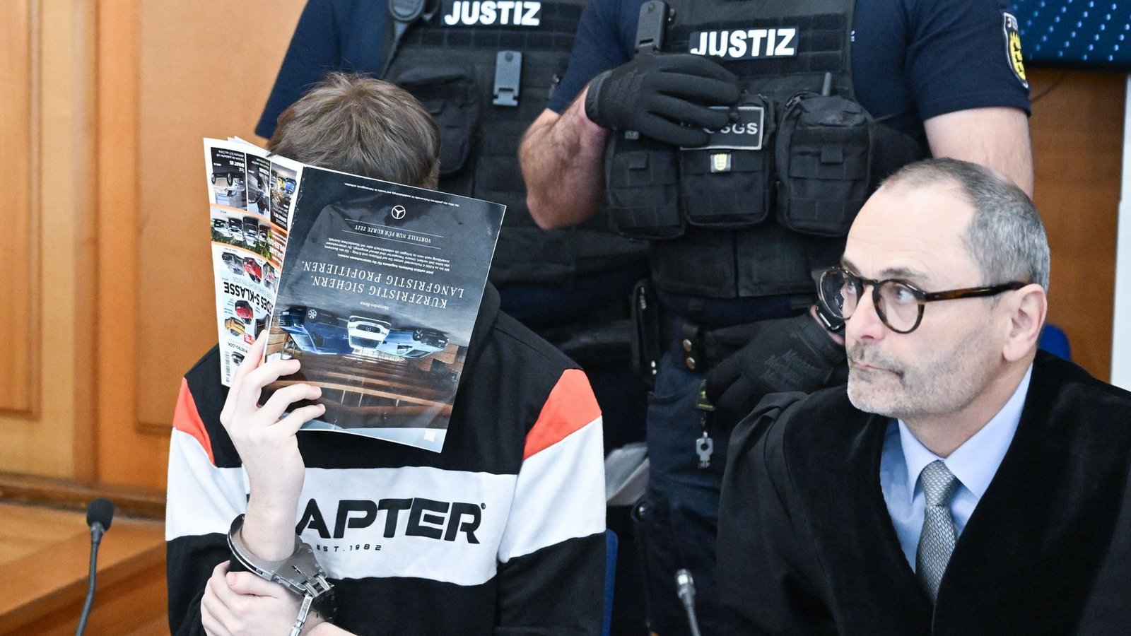 Ein Angeklagter (l) sitzt neben seinem Verteidiger Andreas Kugel im Gerichtssaal. Der zur Tatzeit 18-Jährige soll im September 2025 auf dem Parkplatz eines Supermarktes mit seinem Auto einen 12-jährigen Jungen zielgerichtet angefahren haben.Foto: Bernd Weißbrod/dpa/Bernd Weißbrod Ein Angeklagter (l) sitzt neben seinem Verteidiger Andreas Kugel im Gerichtssaal. Der zur Tatzeit 18-Jährige soll im September 2025 auf dem Parkplatz eines Supermarktes mit seinem Auto einen 12-jährigen Jungen zielgerichtet angefahren haben.Foto: Bernd Weißbrod/dpa/Bernd Weißbrod