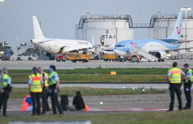 Kriminelle in Aktion! Oder doch schon Terroristinnen? Der Flugverkehr in Stuttgart ließ sich von zwei jungen Damen nicht stören, die sich auf ein Rollfeld klebten. Die Politik aber hyperventilierte.<span class='image-autor'>Foto: dpa/Marius Bulling</span>