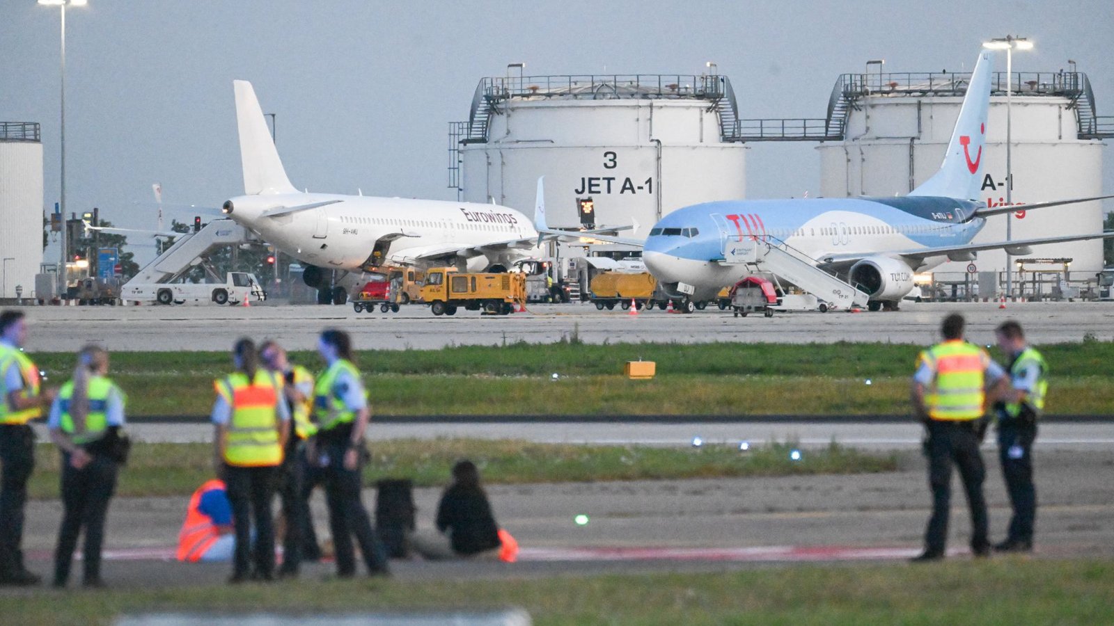 Kriminelle in Aktion! Oder doch schon Terroristinnen? Der Flugverkehr in Stuttgart ließ sich von zwei jungen Damen nicht stören, die sich auf ein Rollfeld klebten. Die Politik aber hyperventilierte.Foto: dpa/Marius Bulling