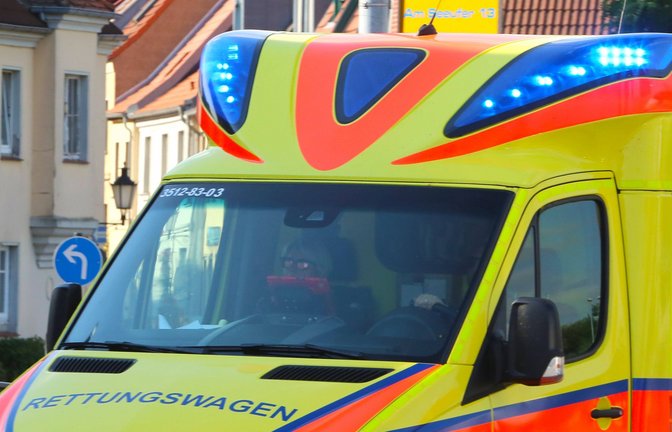Der Rettungsdienst brachte den Mann schwer verletzt in eine Klinik. (Symbolbild)<span class='image-autor'>Foto: IMAGO/BildFunkMV/IMAGO</span>