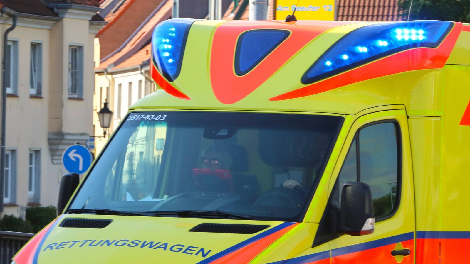 Der Rettungsdienst brachte den Mann schwer verletzt in eine Klinik. (Symbolbild)Foto: IMAGO/BildFunkMV/IMAGO Der Rettungsdienst brachte den Mann schwer verletzt in eine Klinik. (Symbolbild)Foto: IMAGO/BildFunkMV/IMAGO