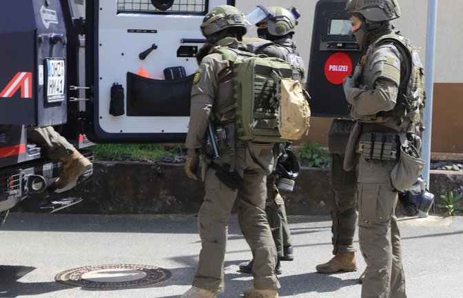 SEK-Einsatz in Boxberg-Bobstadt im Mai 2022: Gespräche im stillen Kämmerlein.<span class='image-autor'>Foto: StN/Franz Feyder</span>