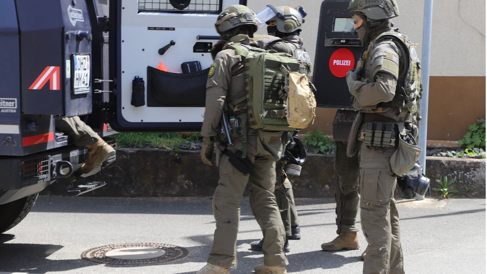 SEK-Einsatz in Boxberg-Bobstadt im Mai 2022: Gespräche im stillen Kämmerlein.Foto: StN/Franz Feyder SEK-Einsatz in Boxberg-Bobstadt im Mai 2022: Gespräche im stillen Kämmerlein.Foto: StN/Franz Feyder