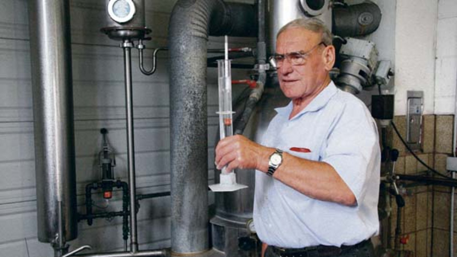 So stark ist der Schnaps: Walter Humacher prüft den Alkoholgehalt nach dem Brennvorgang. Foto: Schmid