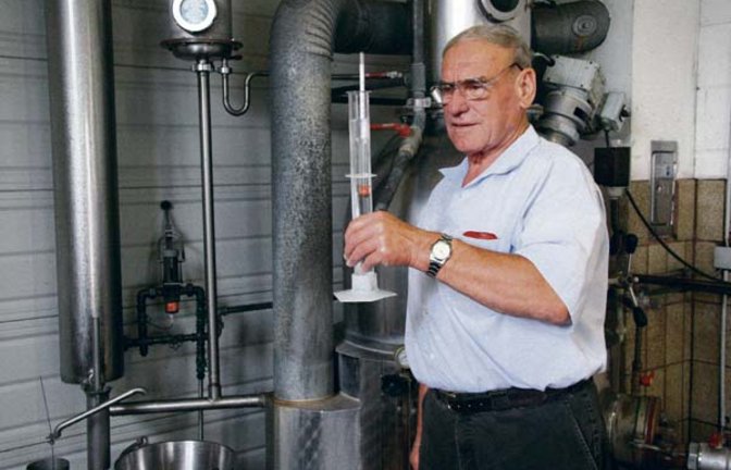 So stark ist der Schnaps: Walter Humacher prüft den Alkoholgehalt nach dem Brennvorgang. Foto: Schmid