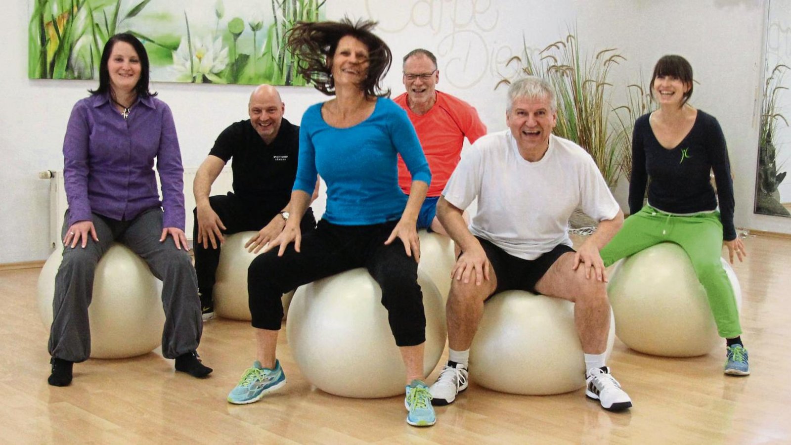 Stimmen sich auf die neue Runde der Aktion Aktiv & fit ein: Sina Hieke von der Krankenkasse Barmer, Klaus Sämann von Intersport Sämann, Petra Frech von der Sportschule Frech, Helmut Schürmann von der Vaihinger Kreiszeitung, Oberbürgermeister Gerd Maisch und Nina Frech von der Sportschule Frech Foto: Nachreiner Stimmen sich auf die neue Runde der Aktion Aktiv & fit ein: Sina Hieke von der Krankenkasse Barmer, Klaus Sämann von Intersport Sämann, Petra Frech von der Sportschule Frech, Helmut Schürmann von der Vaihinger Kreiszeitung, Oberbürgermeister Gerd Maisch und Nina Frech von der Sportschule Frech Foto: Nachreiner