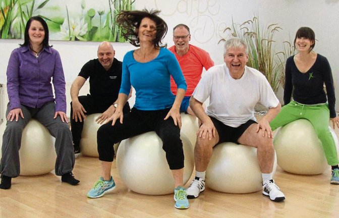 Stimmen sich auf die neue Runde der Aktion Aktiv & fit ein: Sina Hieke von der Krankenkasse Barmer, Klaus Sämann von Intersport Sämann, Petra Frech von der Sportschule Frech, Helmut Schürmann von der Vaihinger Kreiszeitung, Oberbürgermeister Gerd Maisch und Nina Frech von der Sportschule Frech Foto: Nachreiner